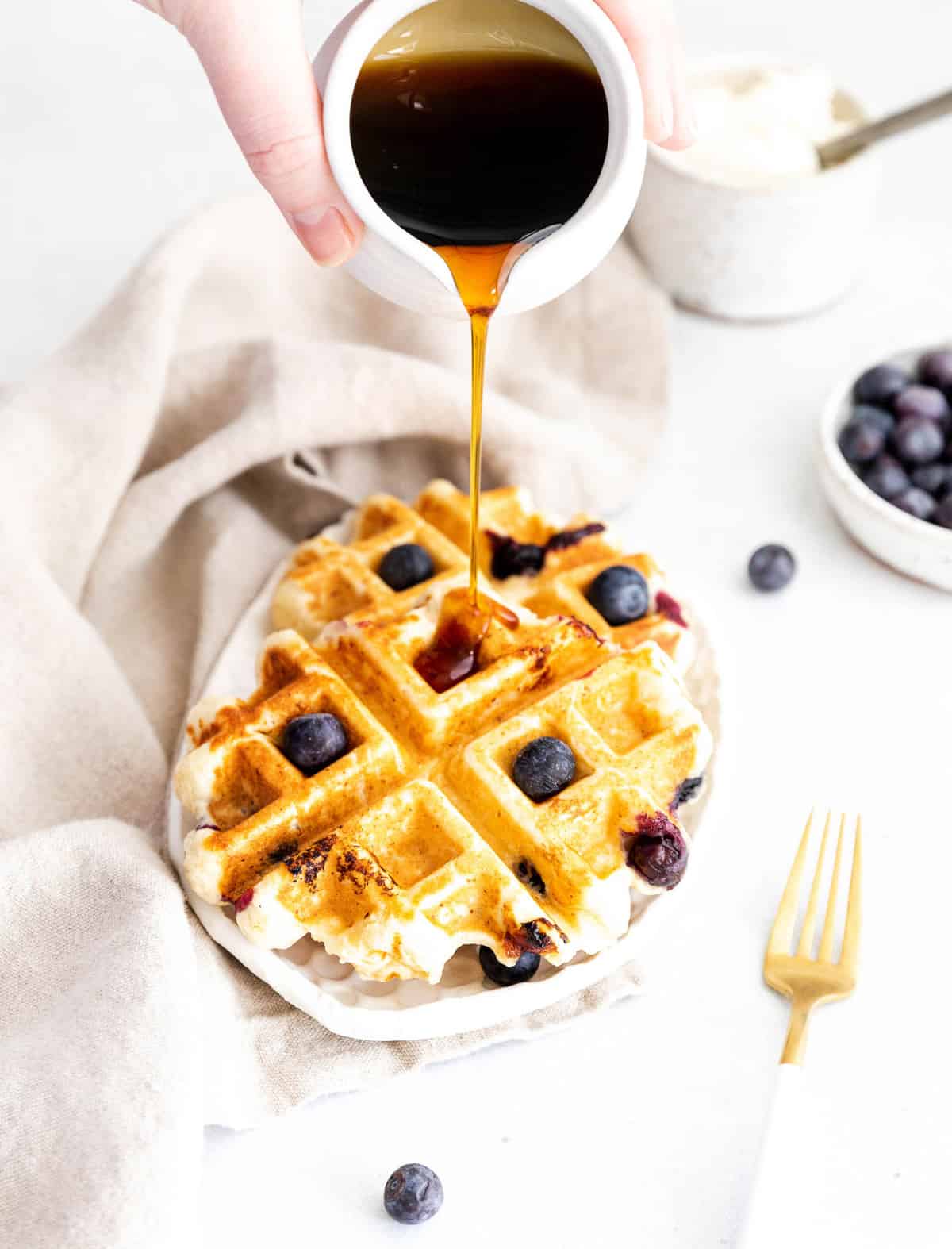 蓝莓华夫饼上浇着糖浆的画面。