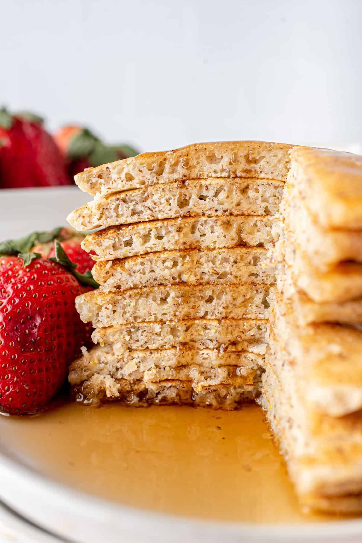 一堆素食煎饼切开以展示质地，糖浆在滴落。