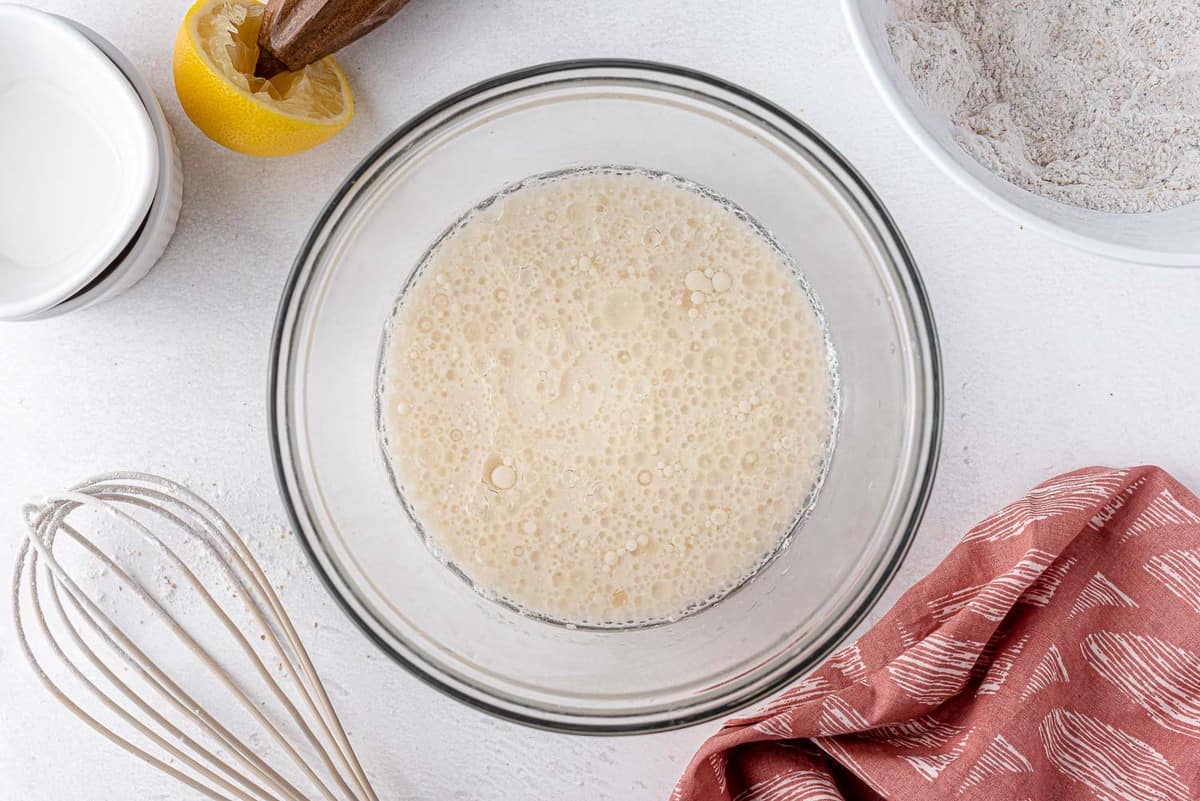 混合碗中的湿料。