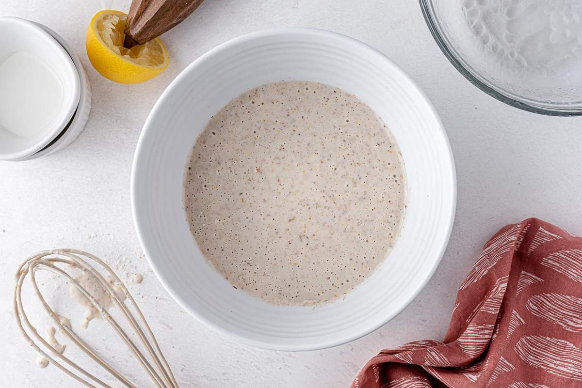 白色混合碗中的煎饼面糊。