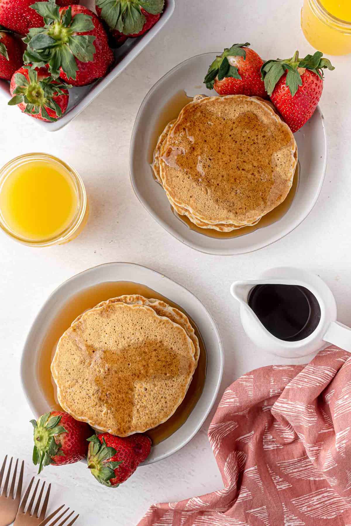 俯视两堆煎饼。