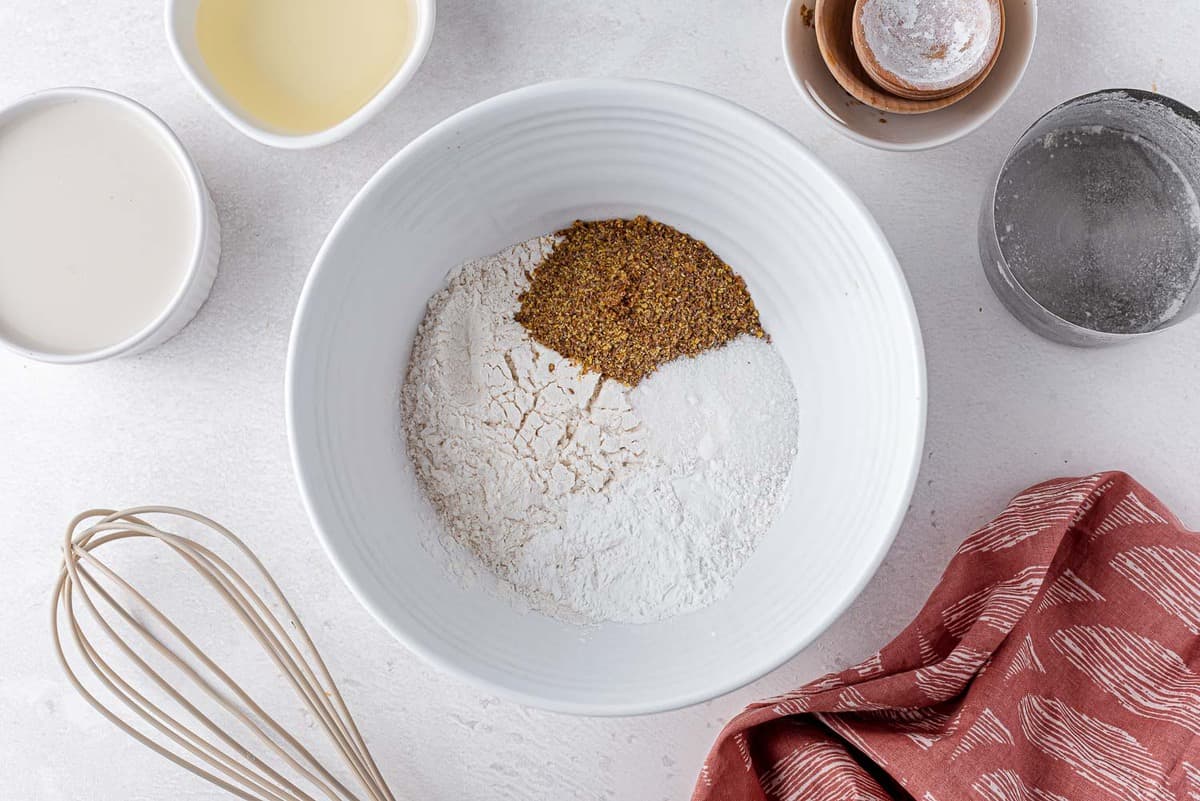 白色混合碗中的干料。