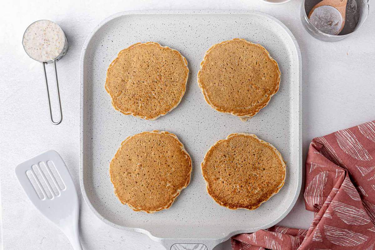 煎饼在煎盘中。