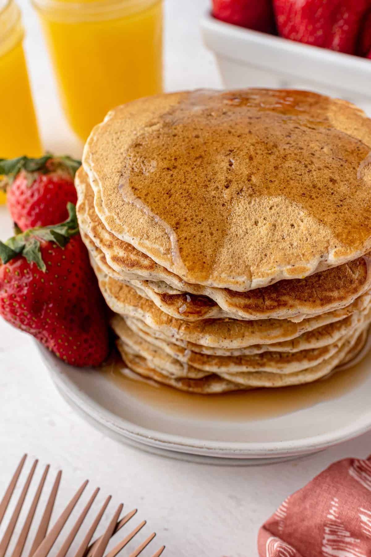 一堆煎饼淋上糖浆。